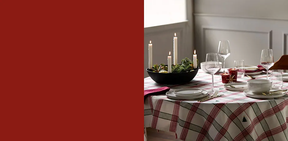 Table de fête pour une ambiance chaleureuse à Noël.