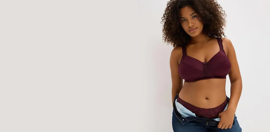 Allure sportive : en soutien-gorge violine et jean bleu pour souligner le style à la fois décontracté et une attitude affirmée.