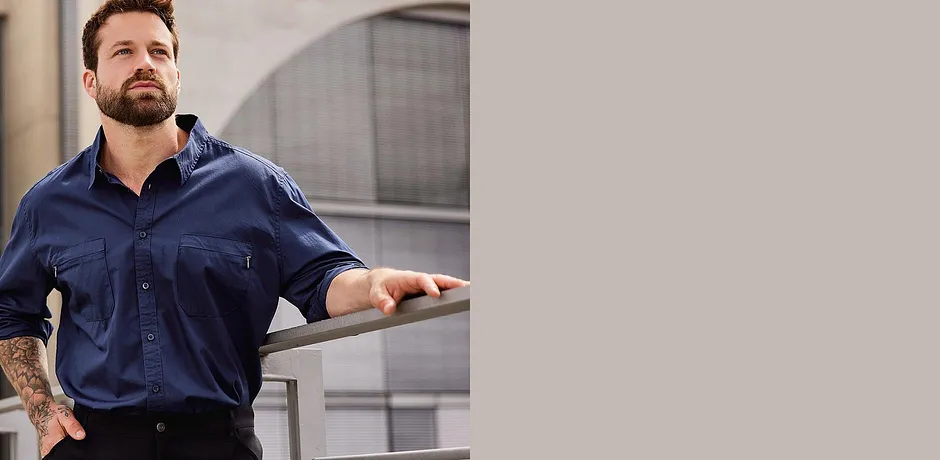 Chemise bleu foncé associée à un pantalon noir.