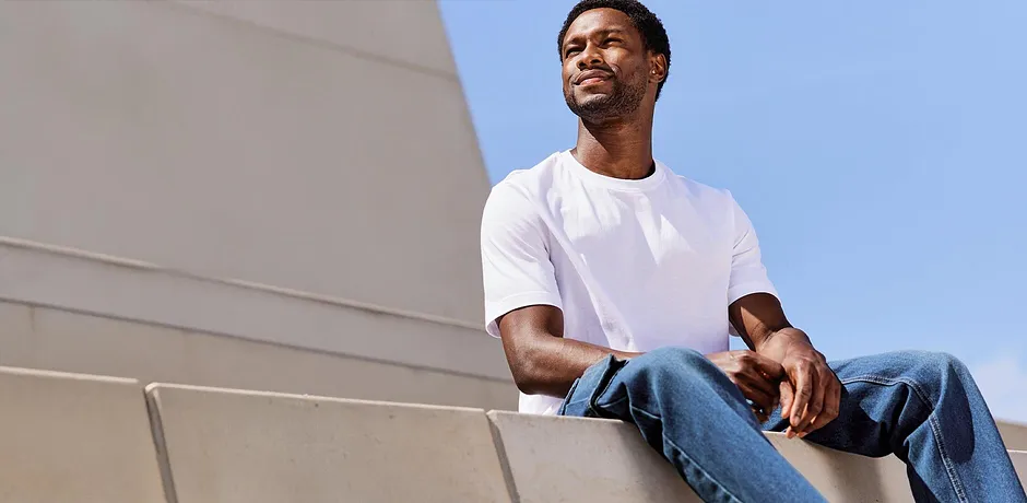 Style décontracté : T-shirt blanc & jean bleu.