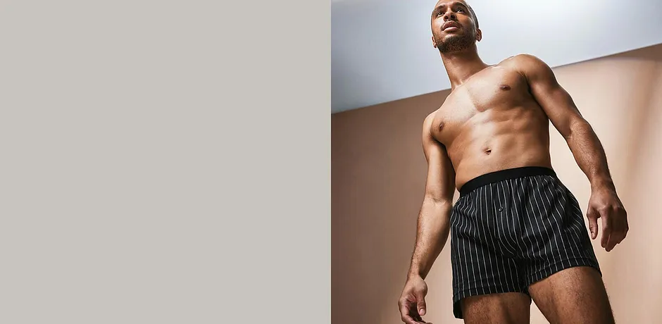Boxer noir rayé. Un sous-vêtement minimaliste mais stylé pour les hommes.