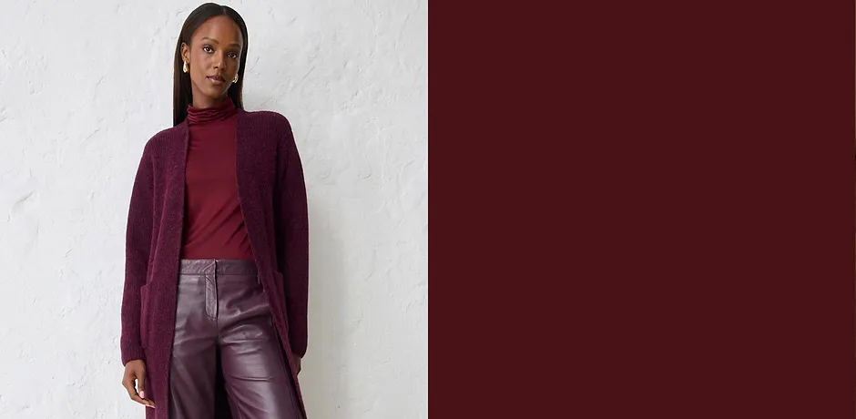 Pull en maille rouge bordeaux.