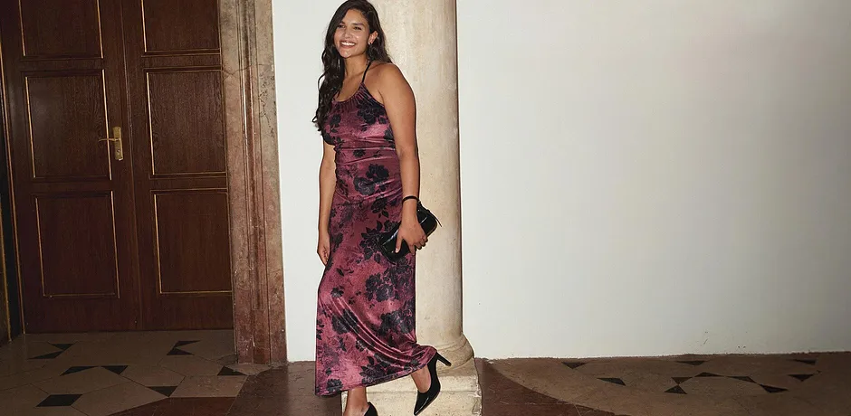 Robe longue avec un sublime motif floral dans des tons rose lilas.