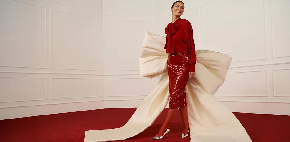 Blouse rouge élégante mariée à une jupe brillante.