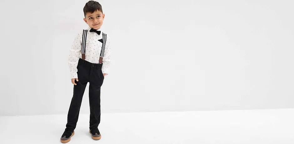 Un garçon portant une chemise et un nœud papillon.