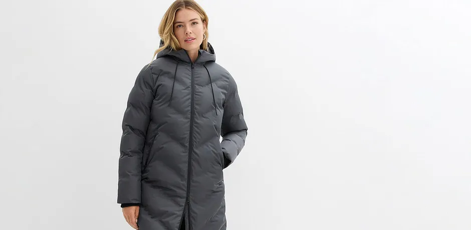 Manteau long d'hiver gris avec capuche et fermeture zippée.