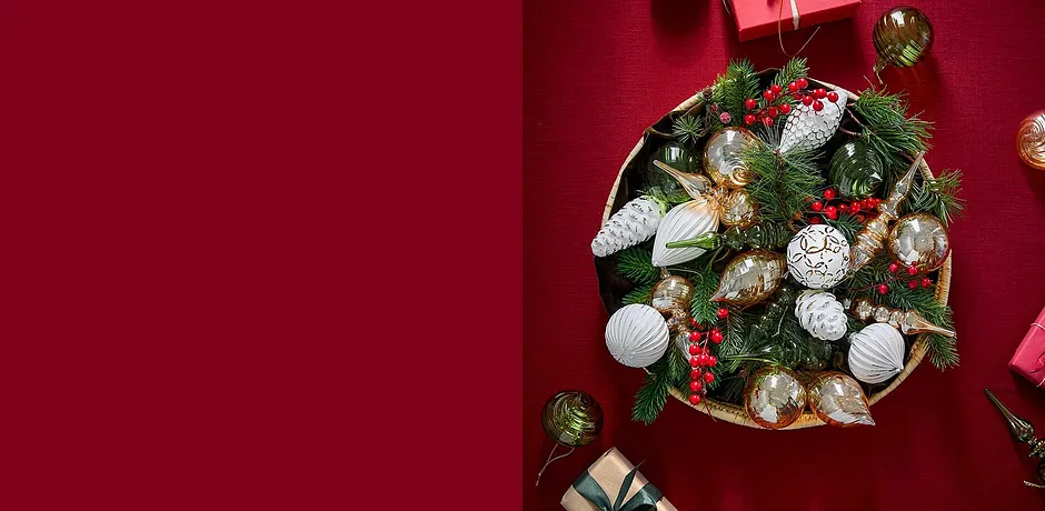 Décorations de Noël sur une table.