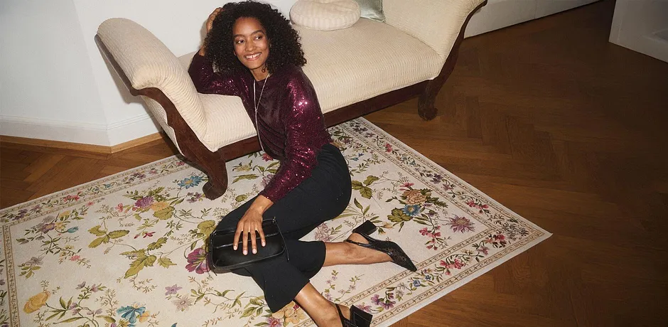 T-shirt à manches longues en rouge bourgogne élégant sur un pantalon foncé.