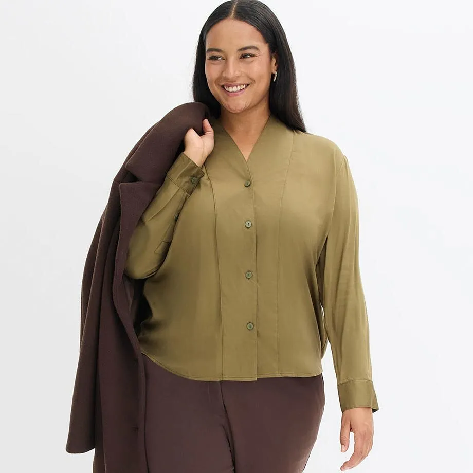 Chemisier vert olive associé à un manteau marron.