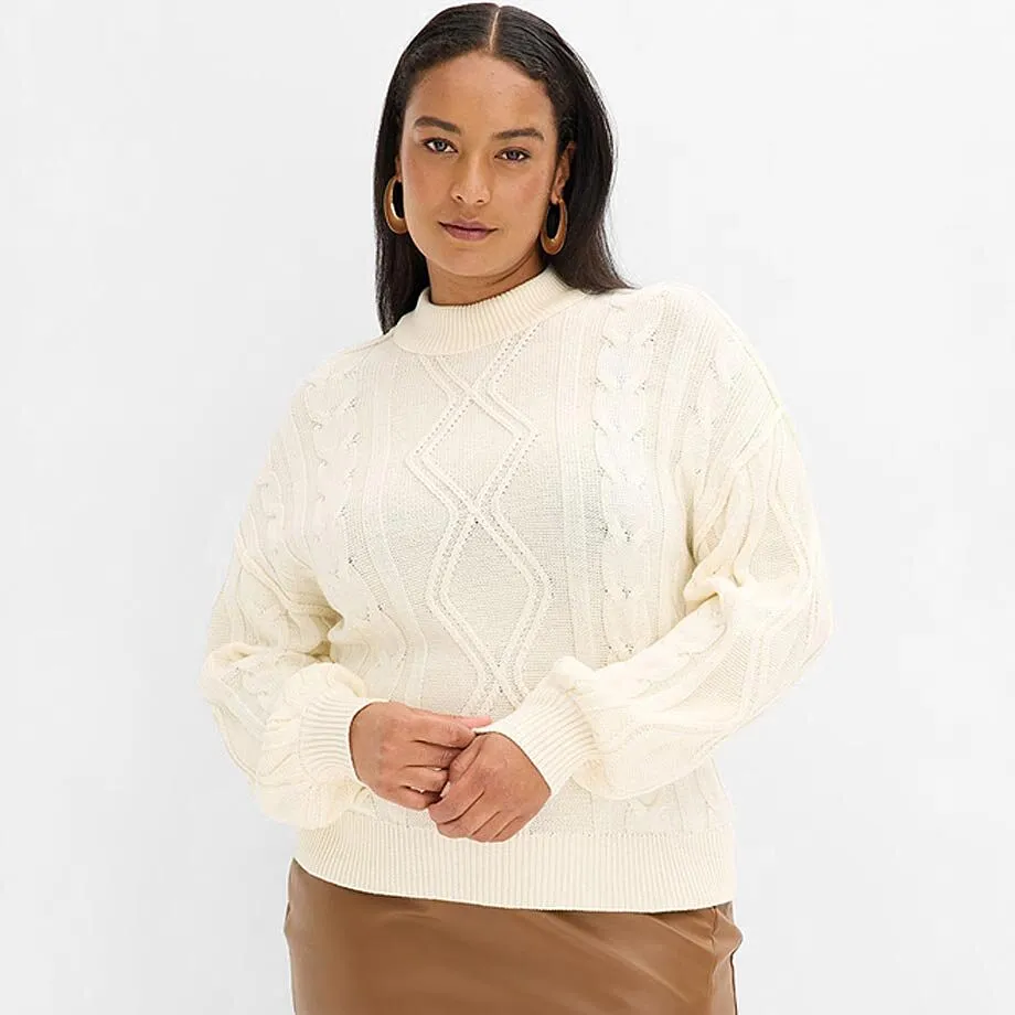 Pull en maille blanc à motif torsadé et col roulé.