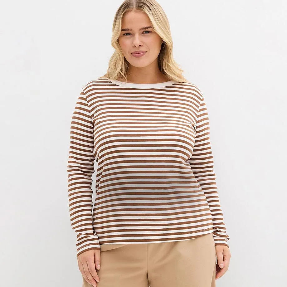 T-shirt à manches longues rayé marron et blanc.