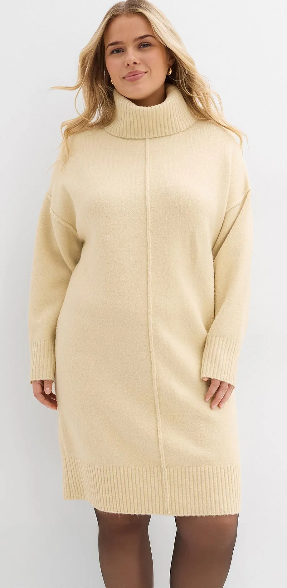 Robe en maille couleur crème avec col montant et manches longues.