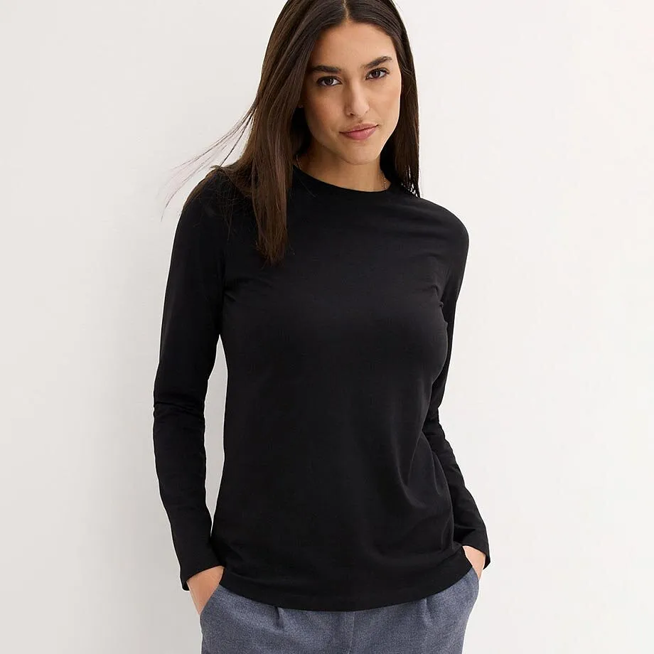 Haut basique noir à manches longues.