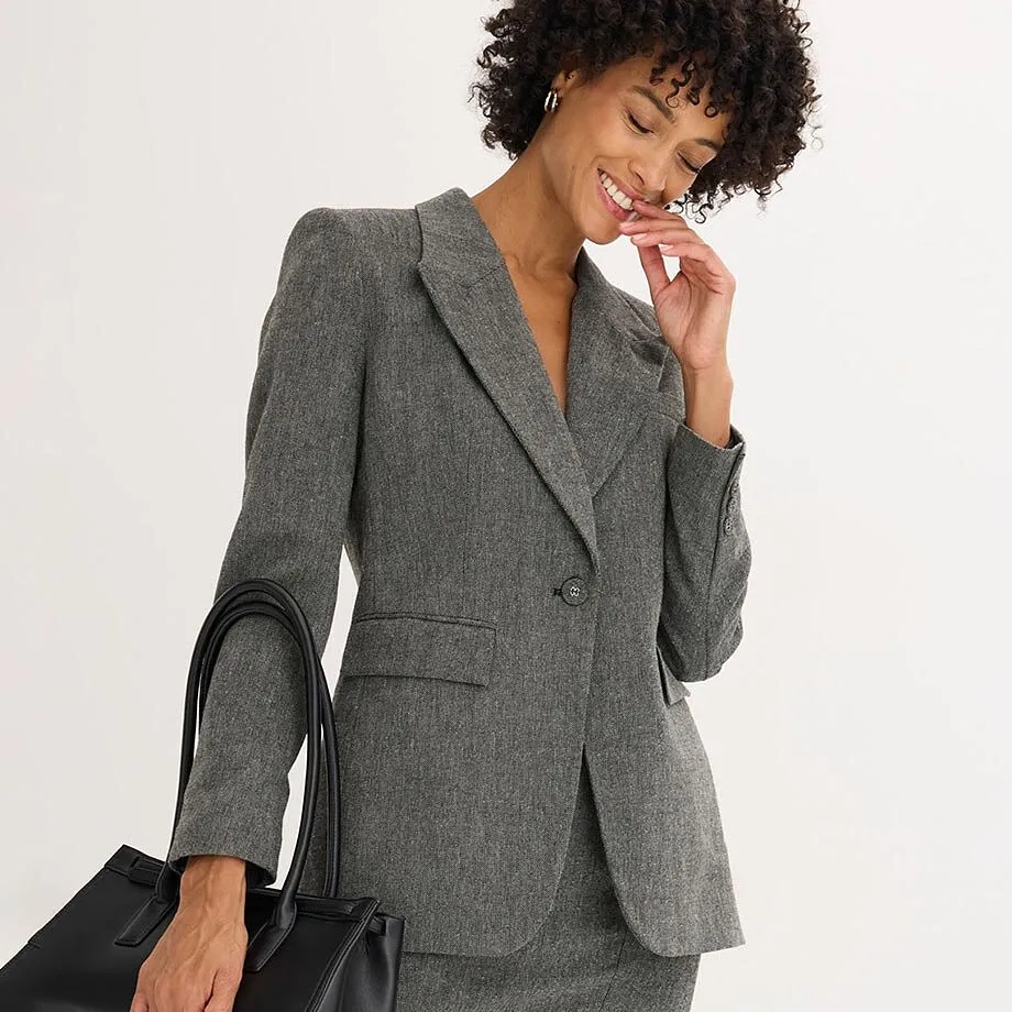 Blazer gris en tissu structuré.