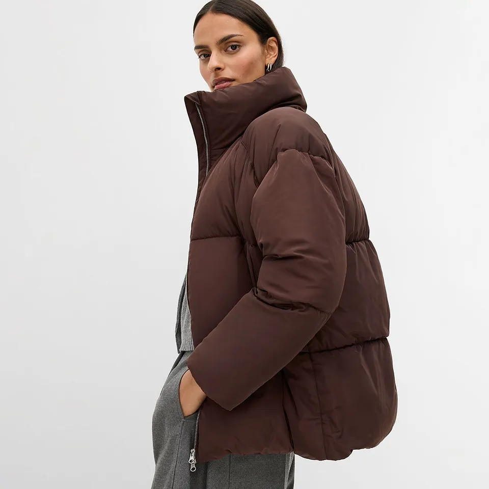 Doudoune marron à col montant.