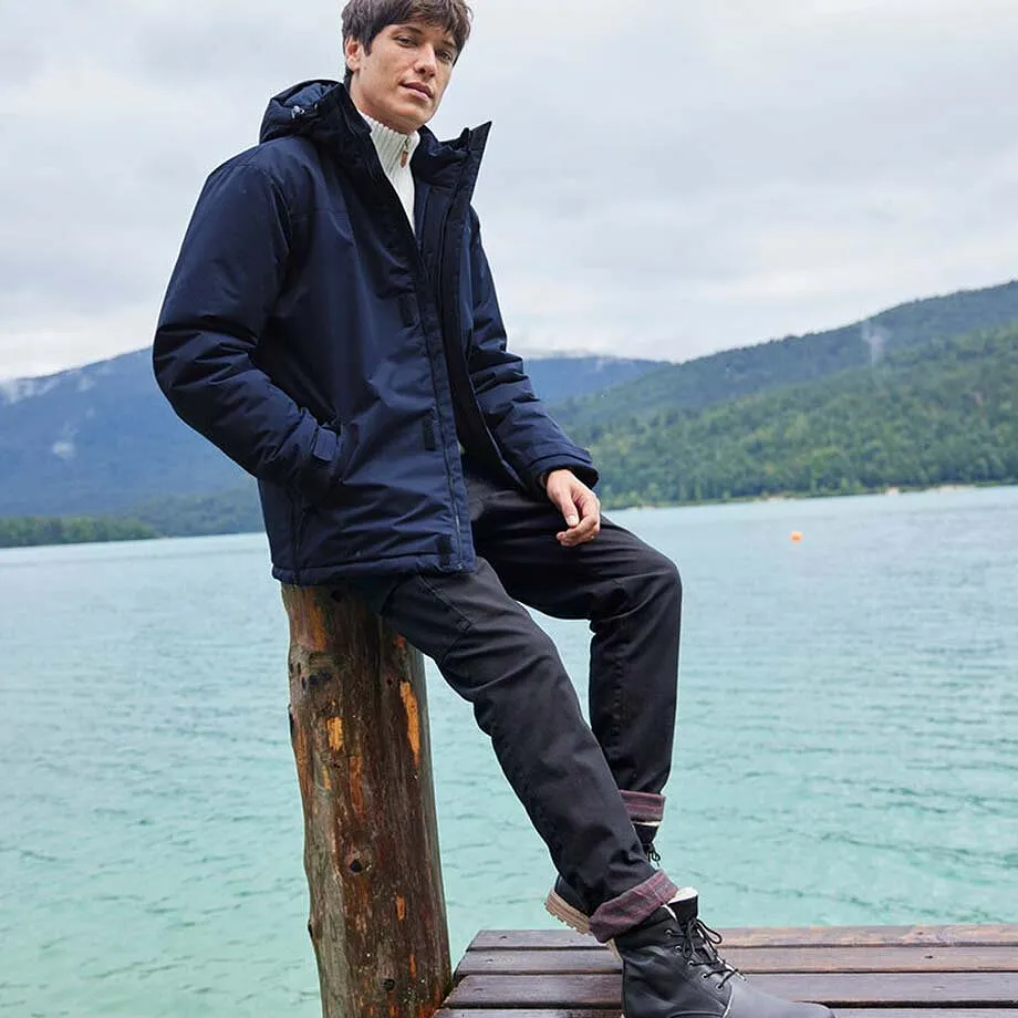 Veste d'hiver fonc&eacute;e et pantalon thermique noir pour braver le froid.