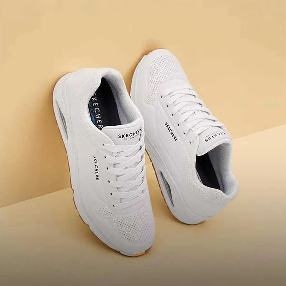 Sneakers blanches sportives avec lacets.