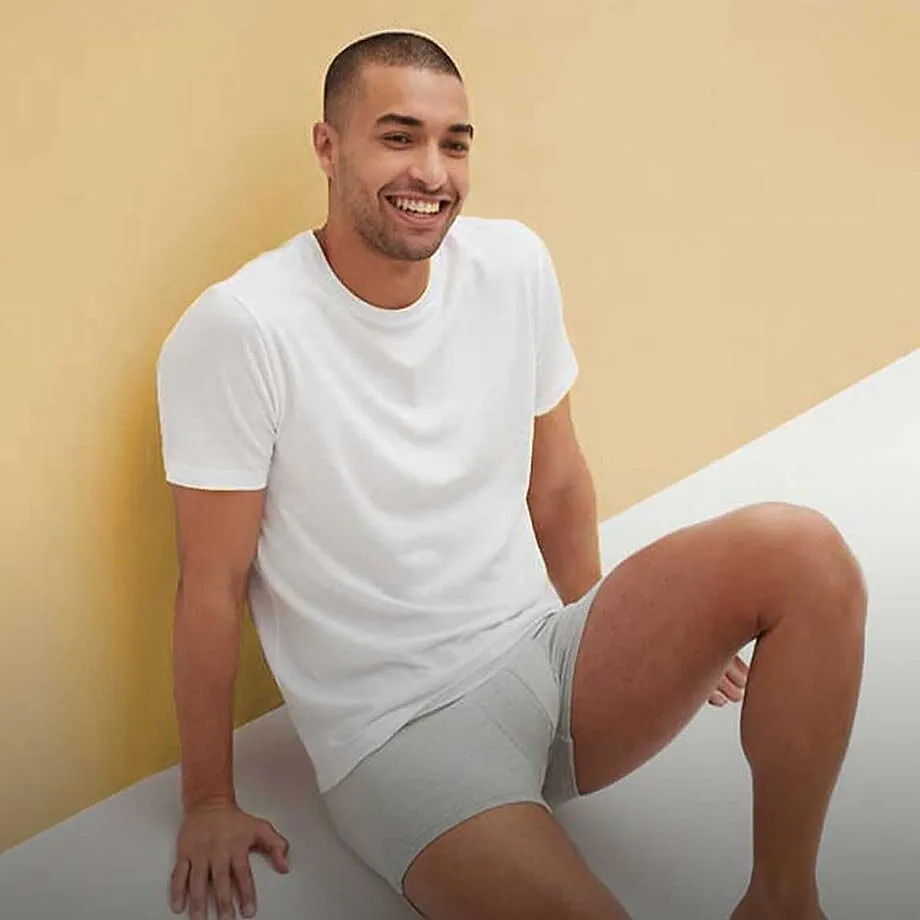 T-shirt blanc et boxer gris.