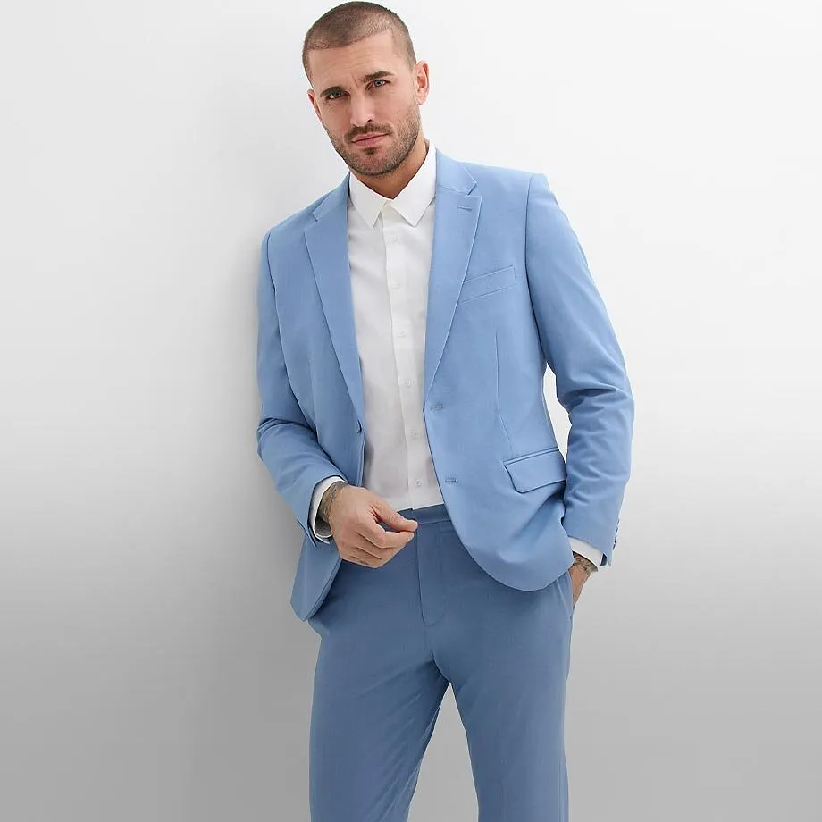 Une veste de costume bleu clair et son pantalon assorti, associ&eacute;e &agrave; une chemise blanche.
