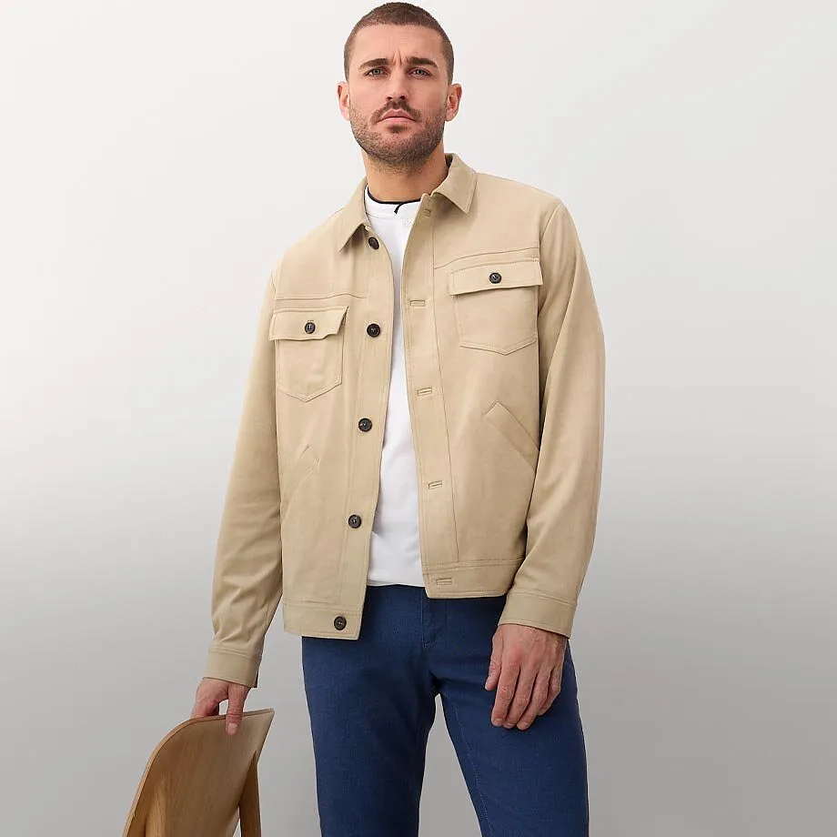 Veste beige en su&eacute;dine avec poches poitrine, T-shirt blanc et pantalon bleu.