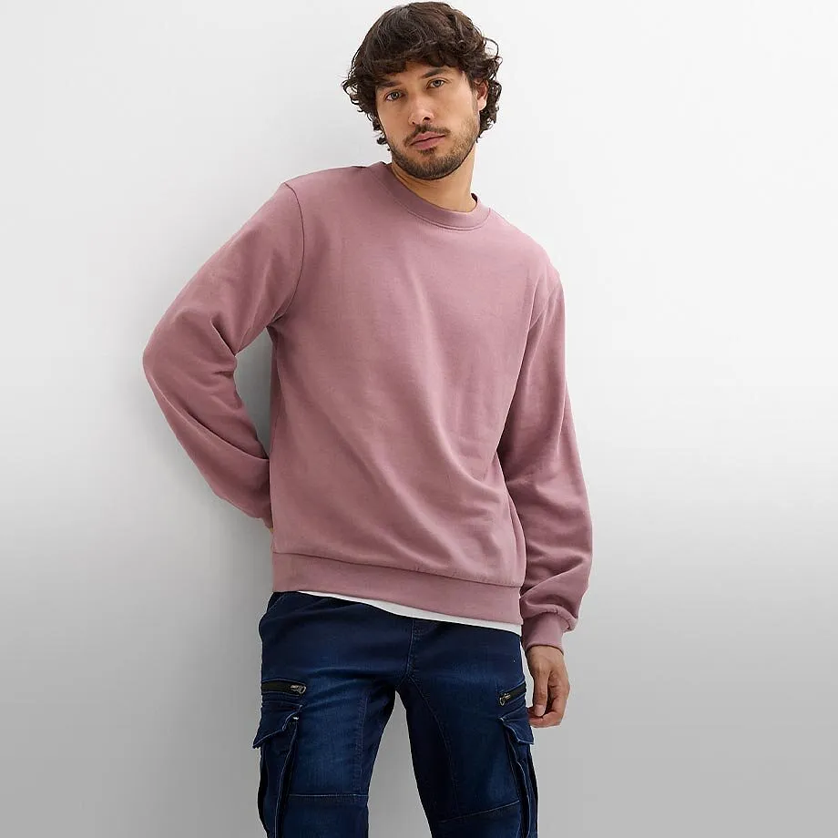 Sweat-shirt vieux rose et jean fonc&eacute;.
