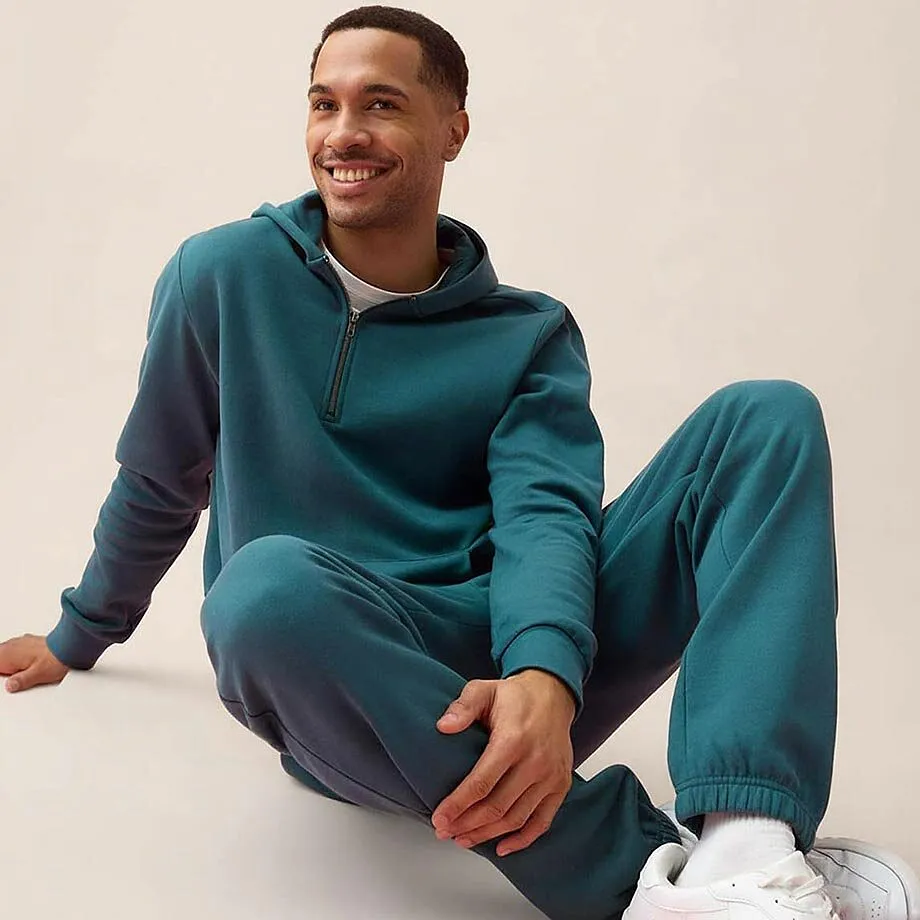 Jogging confortable de couleur turquoise. Des sneakers blanches compl&egrave;tent la tenue.