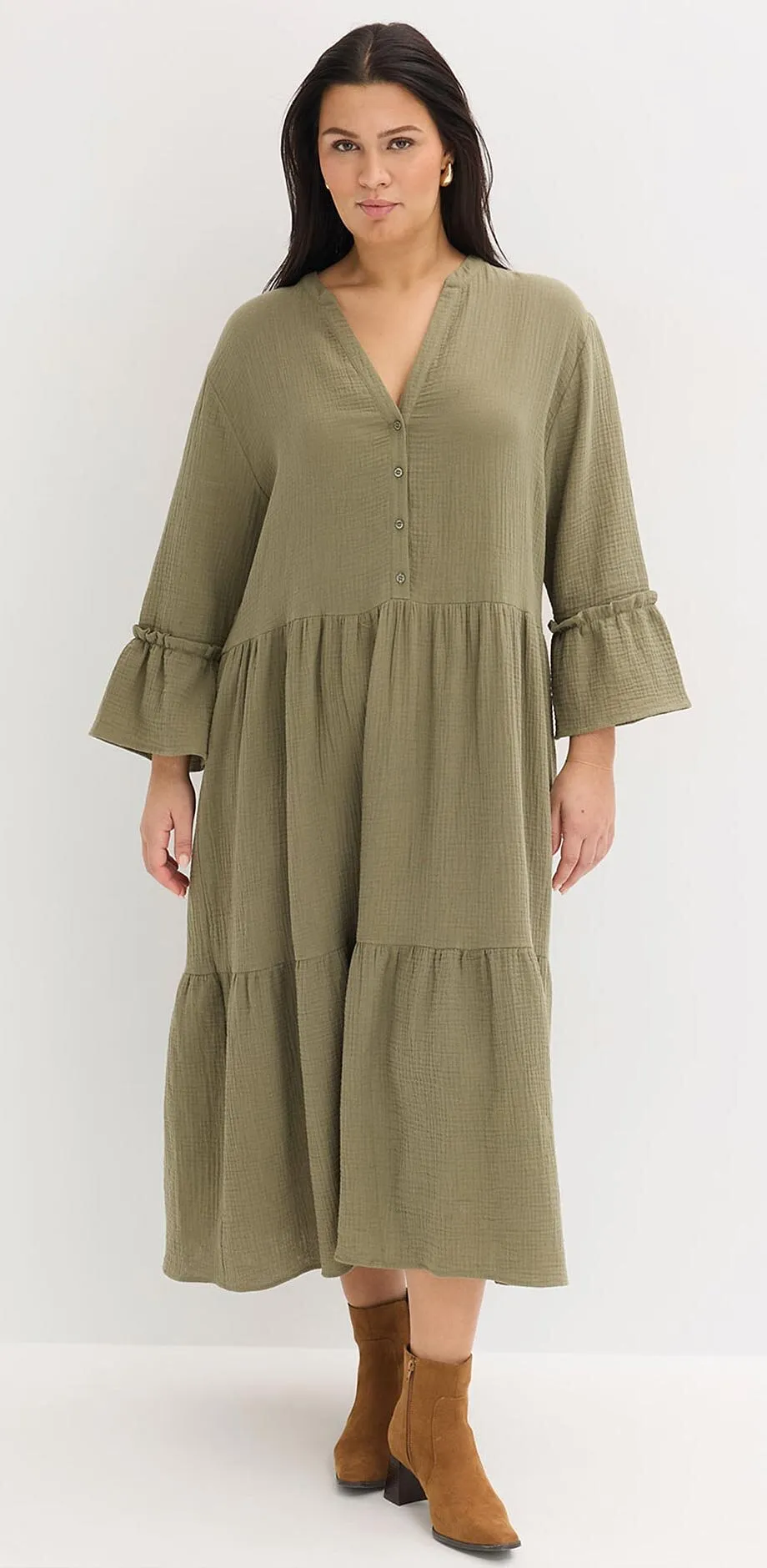 Robe vert olive avec d&eacute;collet&eacute; en V, patte de boutonnage et manches amples.