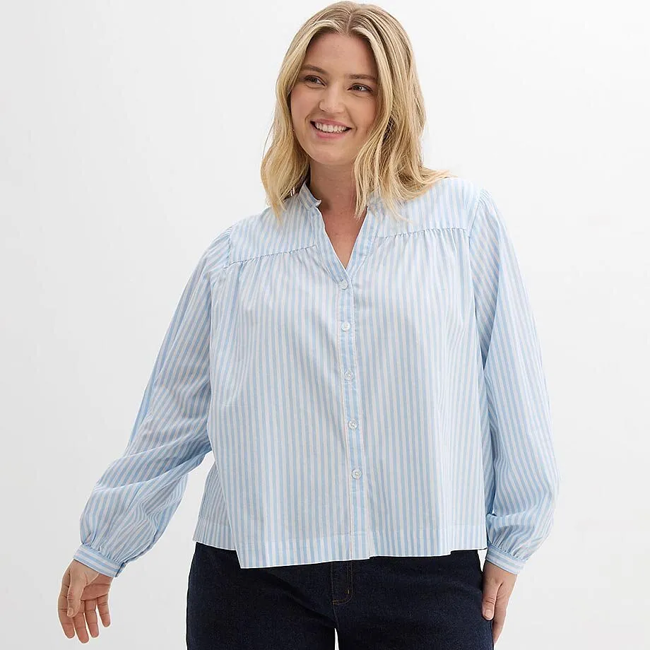 Chemisier bleu clair &agrave; rayures blanches et manches larges, l&eacute;ger et vaporeux.