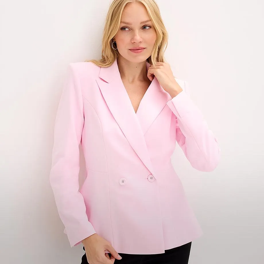 Blazer rose avec double rang de boutons.