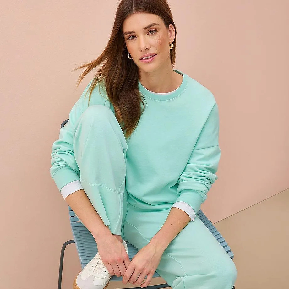 Sweat-shirt vert menthe et pantalon assorti.