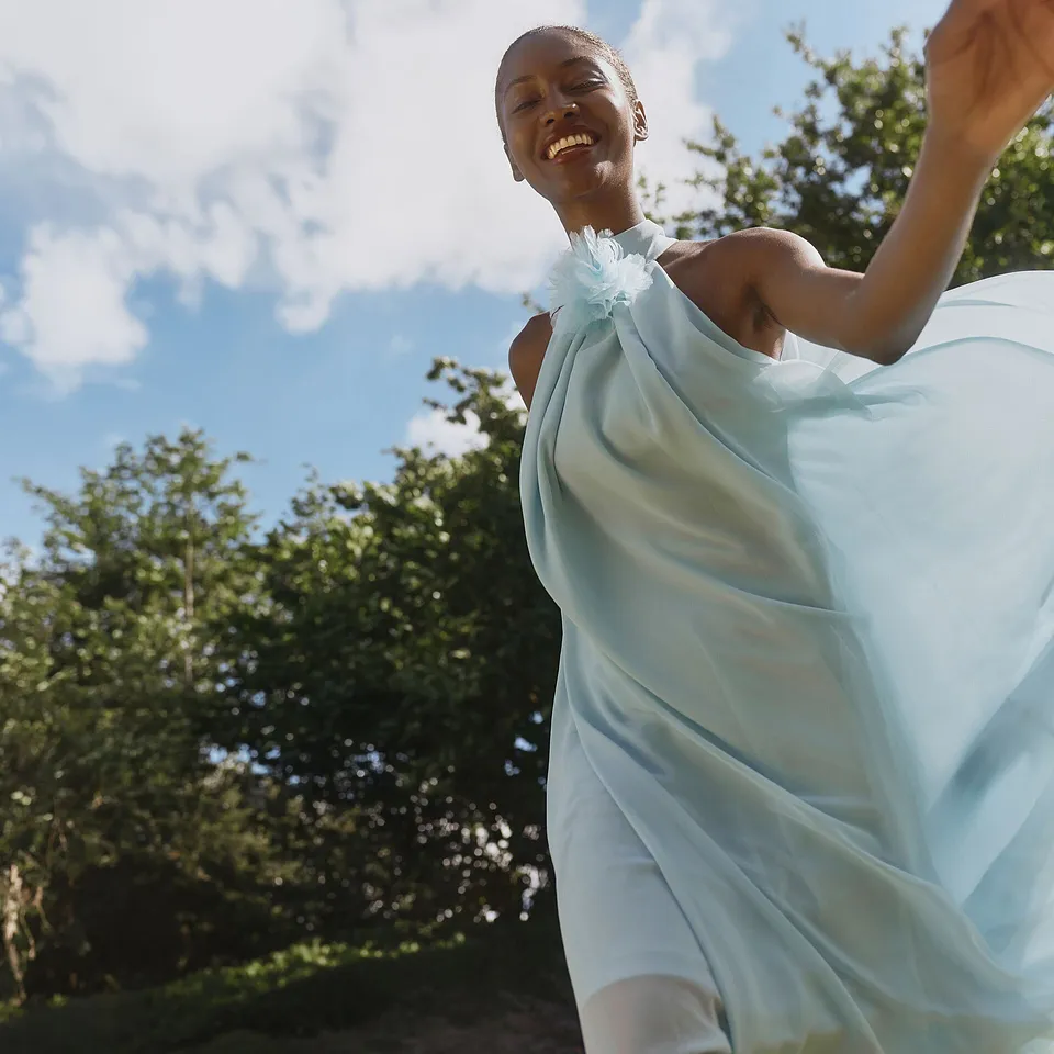 Femme - Robe longue avec fleur appliqu&eacute;e - bleu poudr&eacute;