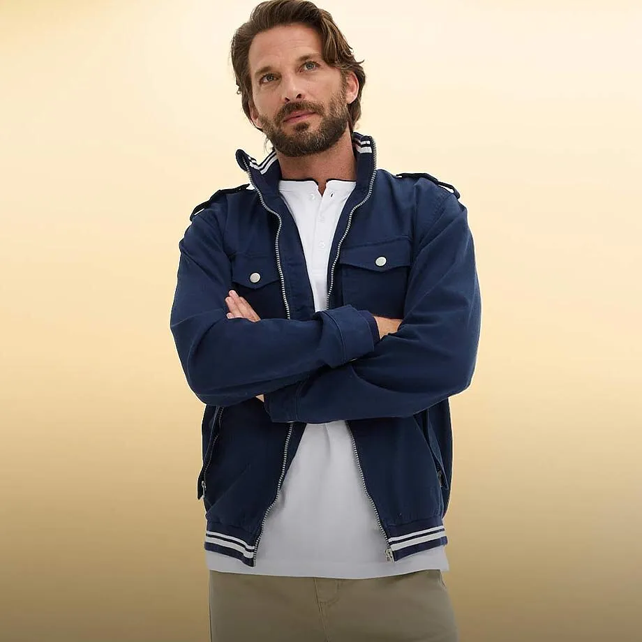 Veste bleu fonc&eacute; avec des touches de blanc sur un T-shirt blanc basique.