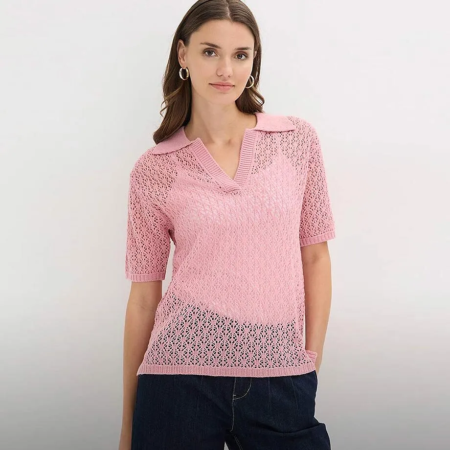 Pull en maille rose avec col et manches courtes.