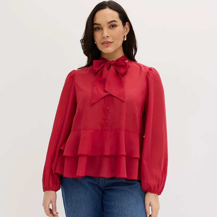 Blouse rouge &agrave; col lavalli&egrave;re et volants.