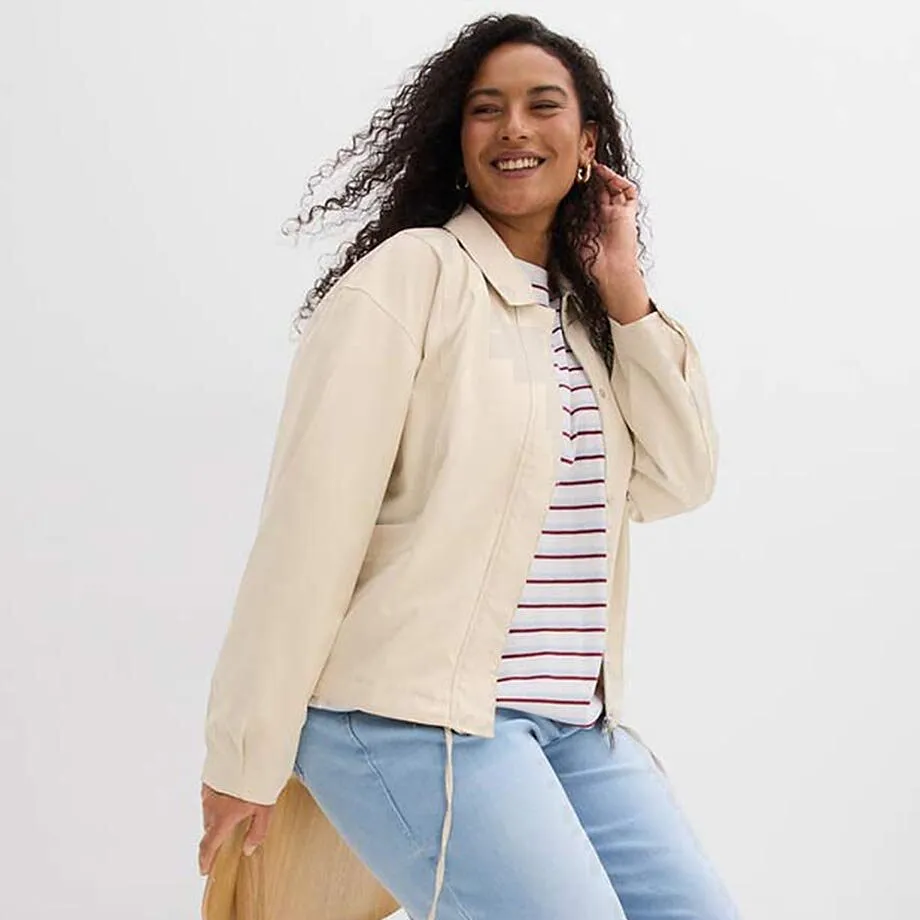 Veste de couleur cr&egrave;me sur un T-shirt ray&eacute;.