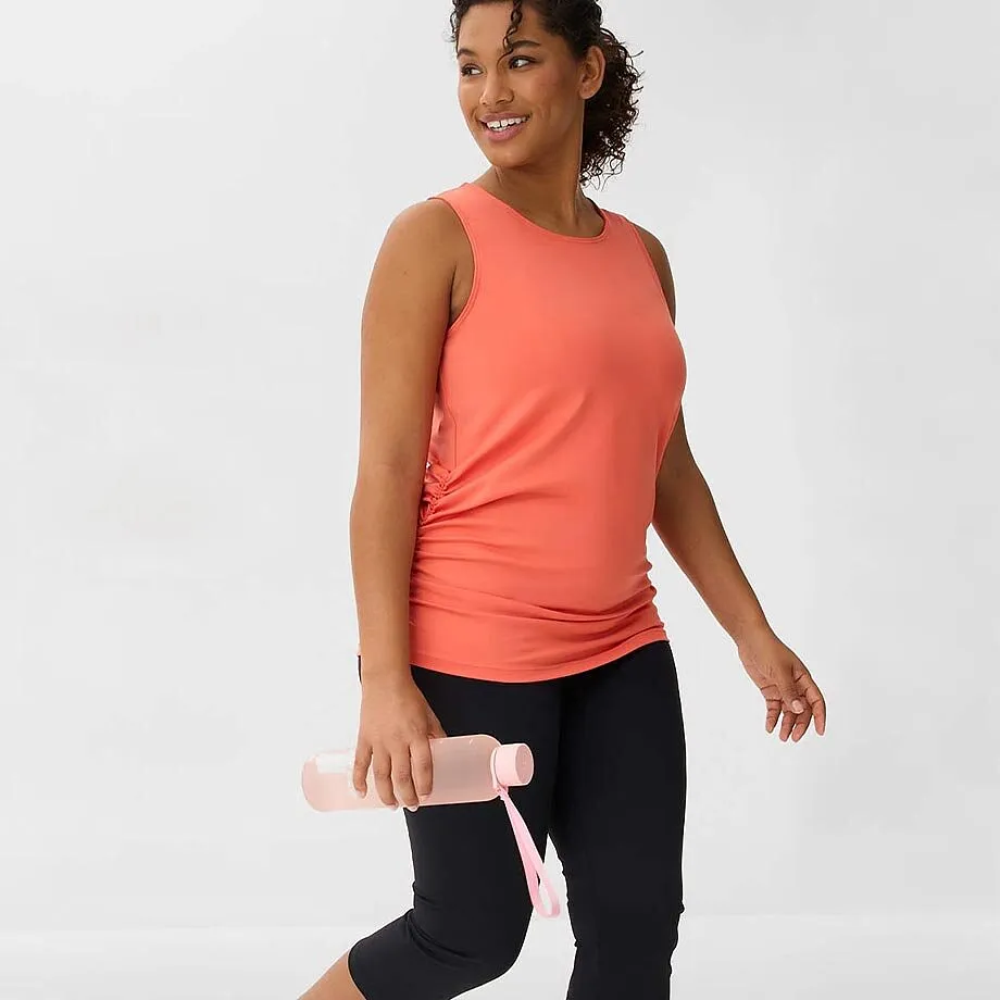 Tenue de sport avec d&eacute;bardeur corail et corsaire noir.