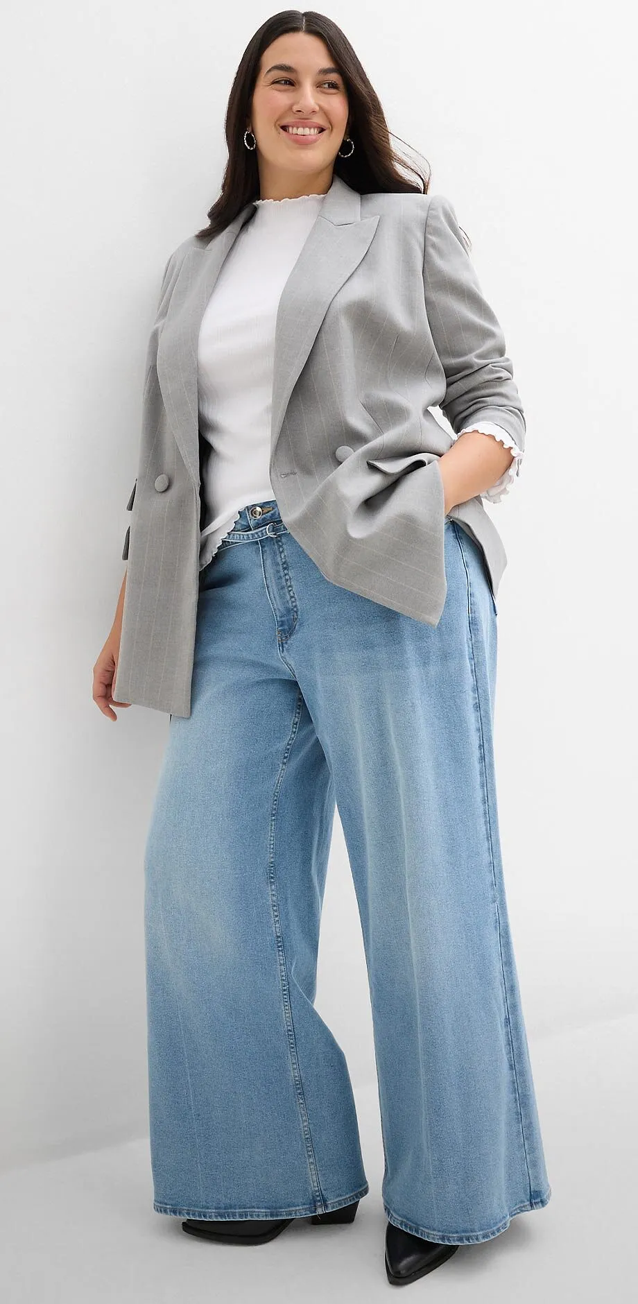 Blazer gris &eacute;l&eacute;gant, haut blanc et jean large.