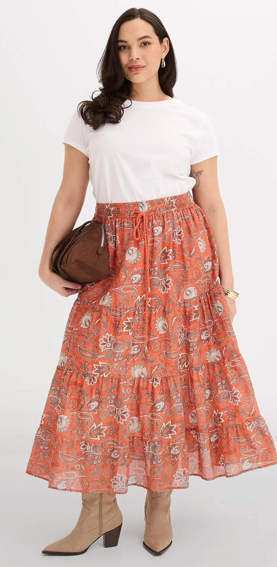 T-shirt blanc associ&eacute; &agrave; une jupe longue orange &agrave; imprim&eacute;.
