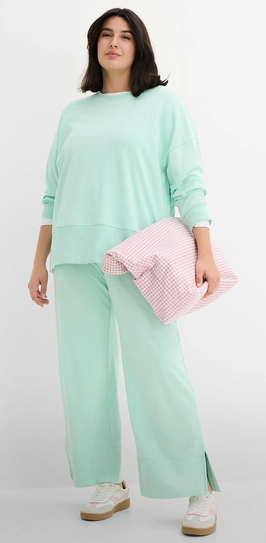 Tenue de d&eacute;tente couleur vert menthe avec pull large et pantalon.