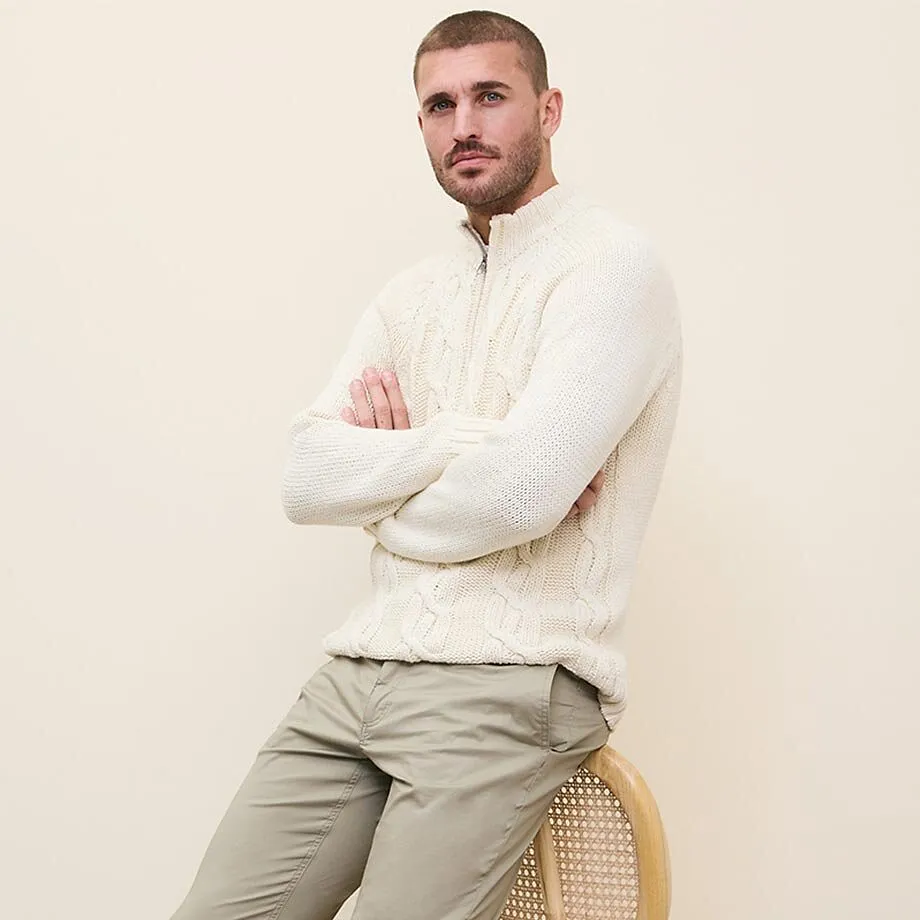 Pull blanc &eacute;l&eacute;gant en maille associ&eacute; &agrave; un chino beige.