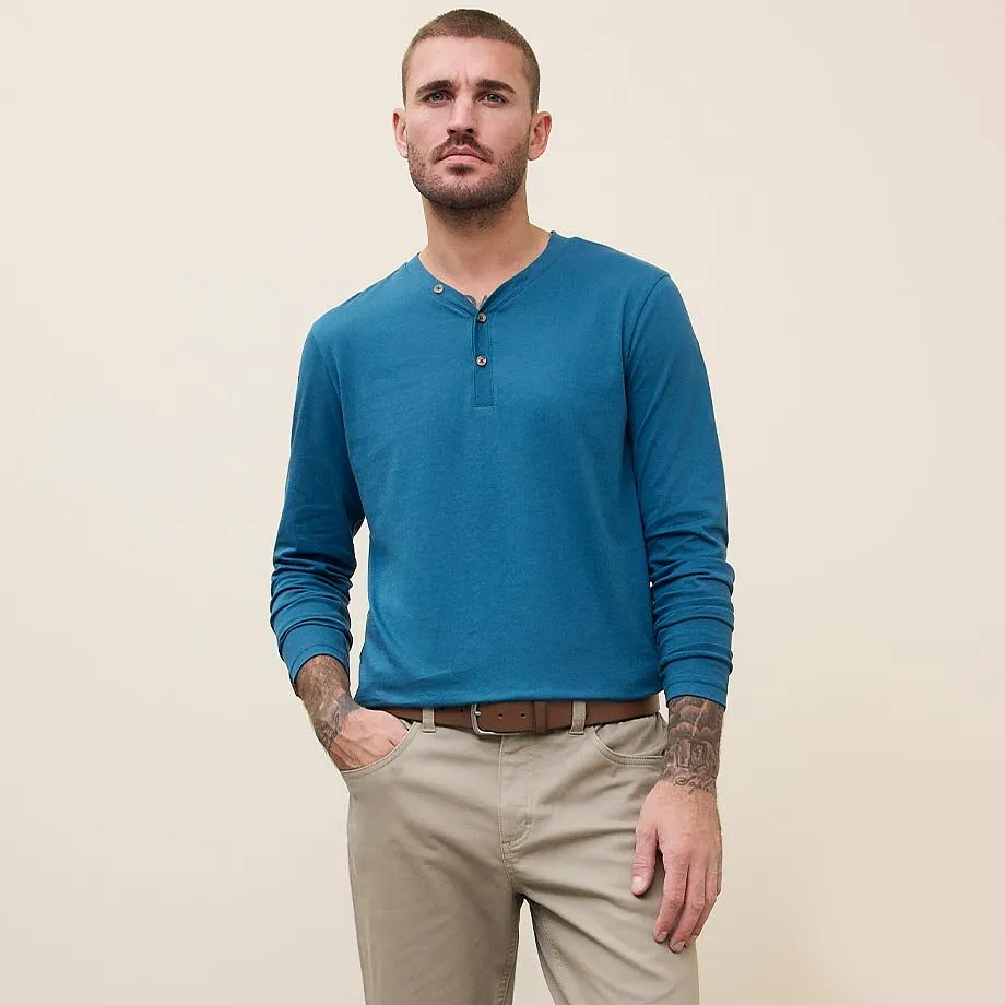 T-shirt bleu &agrave; manches longues, pantalon beige.