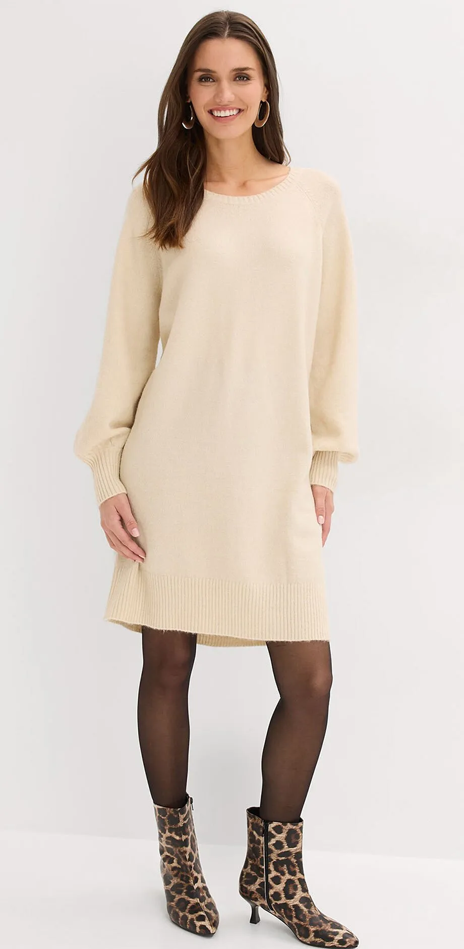 Robe en maille couleur cr&egrave;me &agrave; manches longues.