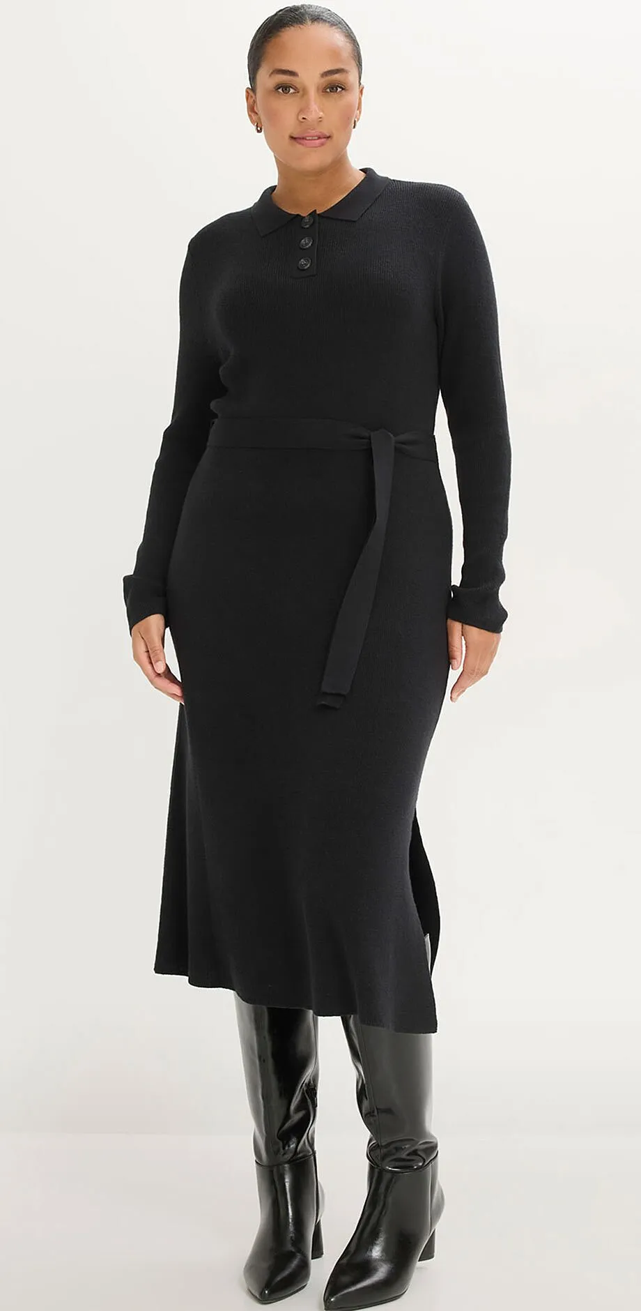 Robe longue noire avec patte de boutonnage.