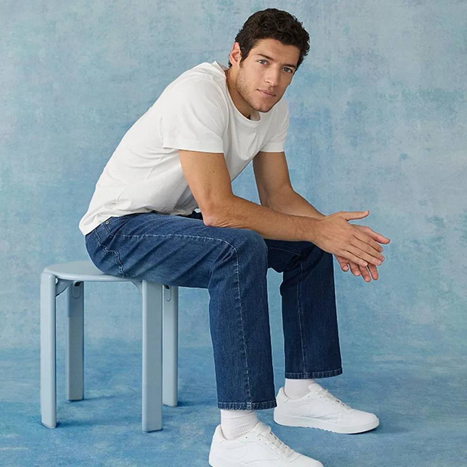 Look d&eacute;contract&eacute; avec un T-shirt blanc et un jean bleu.