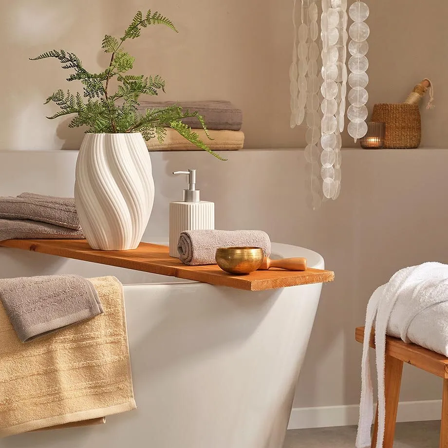 Ambiance zen dans la salle de bain.