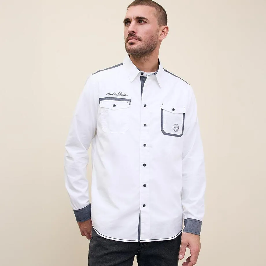 Une chemise blanche avec boutons et poches poitrine.