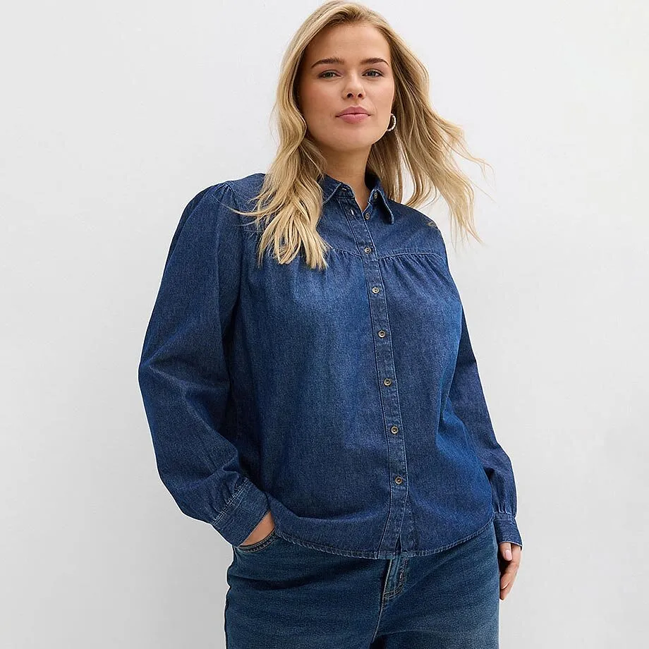 Chemisier en jean bleu &agrave; manches longues avec patte de boutonnage.