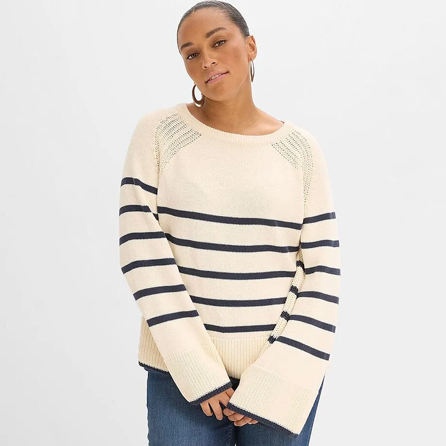 Pull en maille ray&eacute; blanc et bleu, associ&eacute; &agrave; un jean bleu.