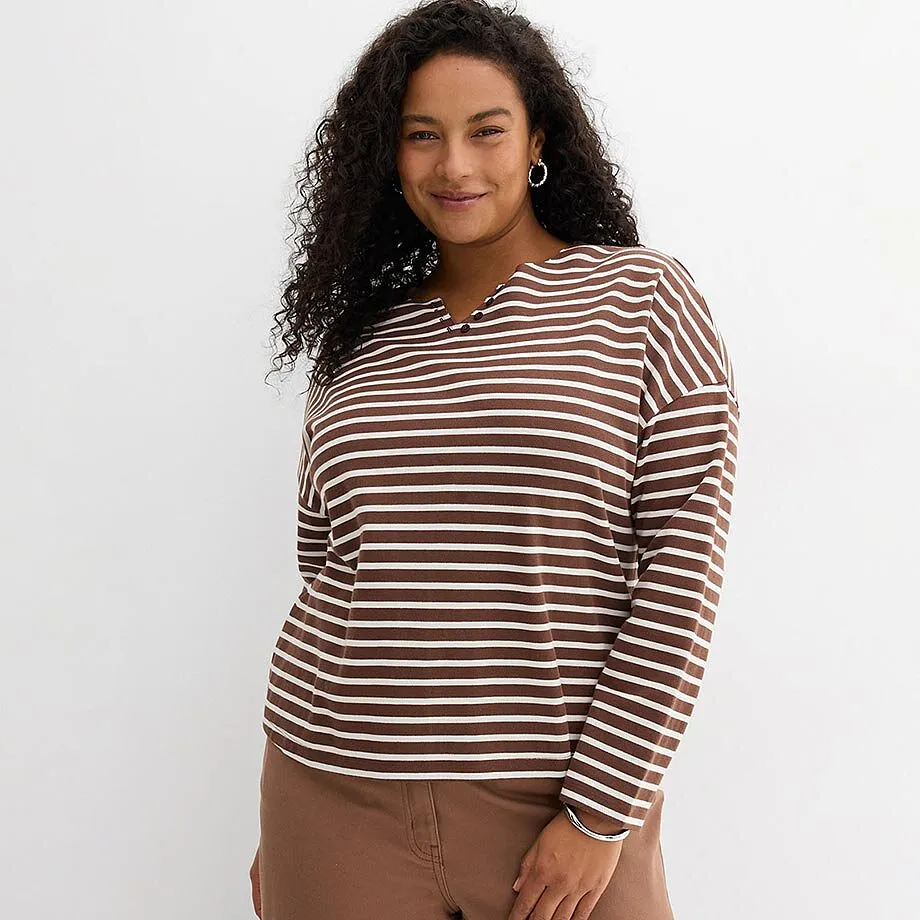 Sweat-shirt marron et blanc &agrave; manches longues.