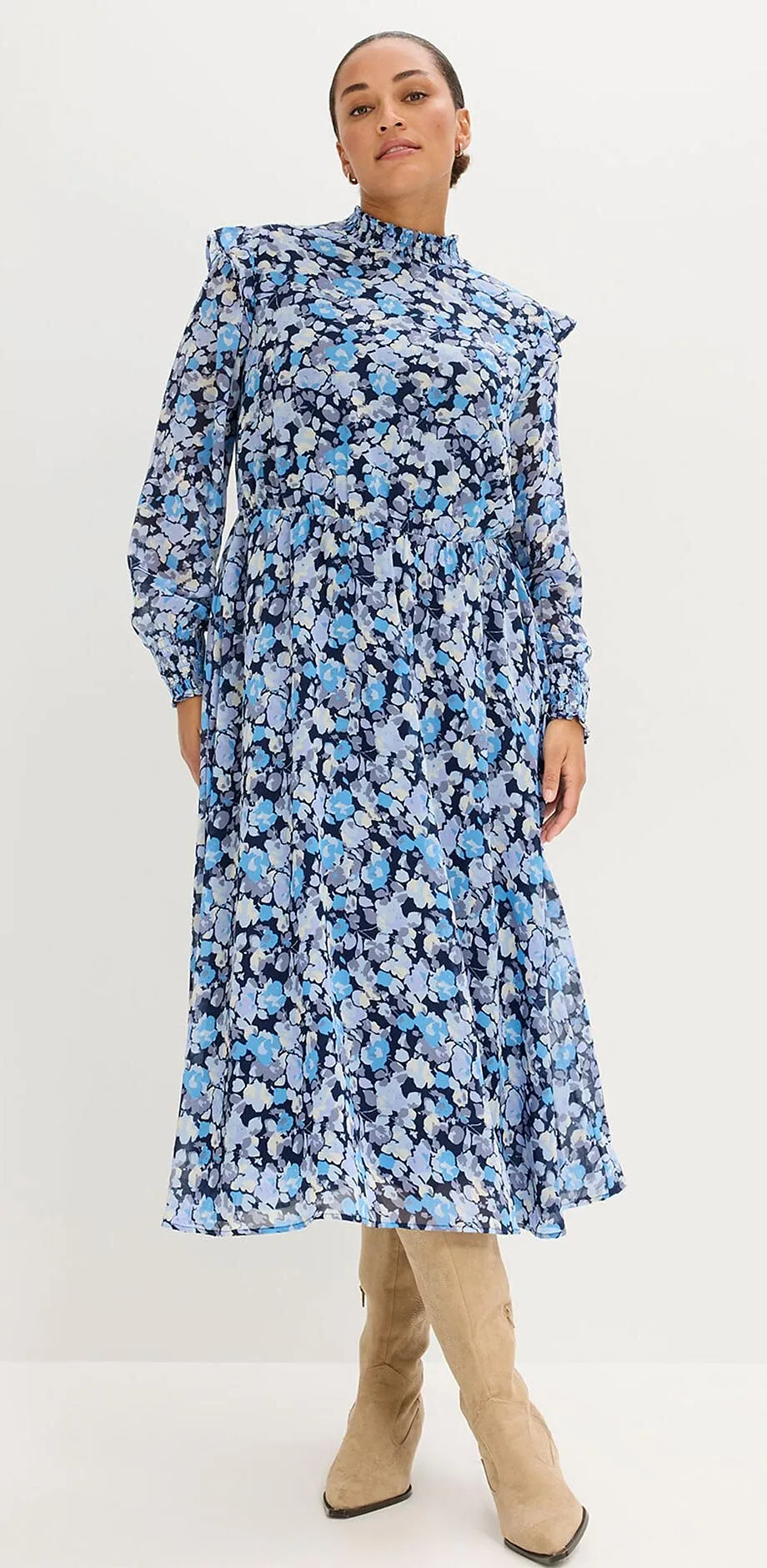 Robe longue bleu imprim&eacute; &agrave; fleurs avec col ruch&eacute;.